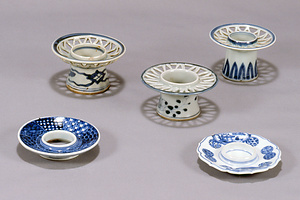 染付蝶文盃台（上段一番左）