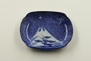 印判染付角皿　富士山に登り龍文