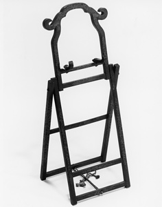 唐草文梨地金蒔絵鏡架