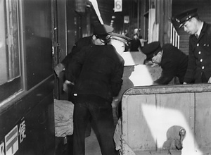 郵便物積下し作業