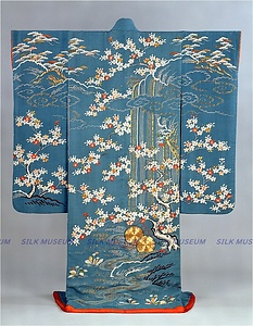 振袖　浅葱縮緬地桜滝に鼓(能・鼓の滝)模様染繍