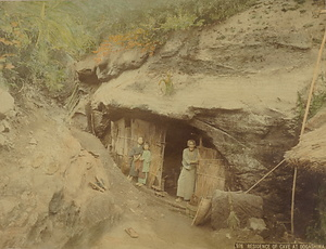 明星ヶ岳山中の洞窟（976. RESIDENCE OF CAVE AT DOGASHIMA）