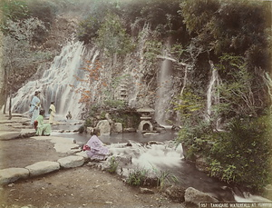 玉簾の滝の全景（957 TAMADARE WATERFALL AT YUMOTO.）