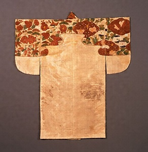 白地松鶴亀草花文繍箔肩裾小袖 しろじまつつるかめそうかもんぬいはくかたすそこそで