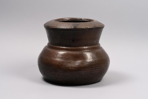 鉄釉胴締水指