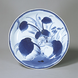 染付秋海棠に兎図皿