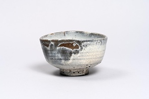 白濁釉沓形茶碗