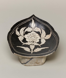白釉黒地白花牡丹文枕