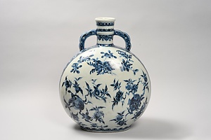 青花瑞果文双耳扁壺