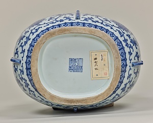 青花唐草文有蓋壺 せいかからくさもんゆうがいこ