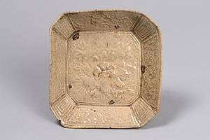 青磁陽刻牡丹文四方小皿