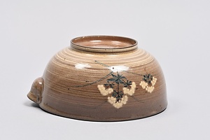 刷毛目銹絵染付草花文片口 はけめさびえそめつけそうかもんかたくち