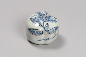 青花桃形合子