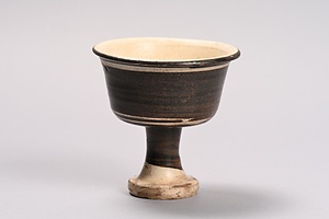 白釉黒地馬上杯