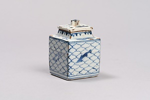 古染付網目魚文茶入