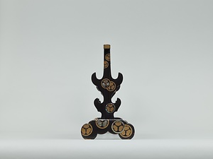 黒漆葵紋蒔絵螺鈿刀掛 くろうるしあおいもんまきえらでんかたなかけ