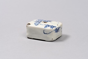 染付藤花文方形水滴