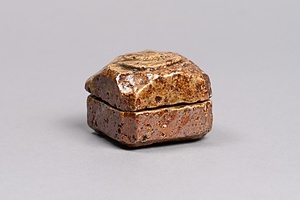 灰釉伽藍石香合