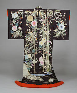 黒平絹地流水岩竹梅菊模様打掛