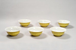 黄釉蓮弁文鉢