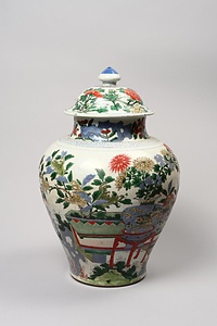 五彩花卉文有蓋壺