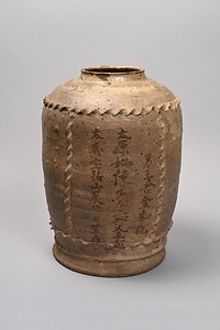 灰釉鉄絵貼花文壺