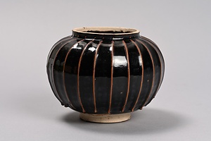 黒釉白堆線文壺