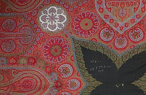 カシミヤ・ショール 赤地ペイズリー文様綴織刺繡縫い合わせ かしみやしょーる あかじぺいずりーもんようつづれおりししゅうぬいあわせ