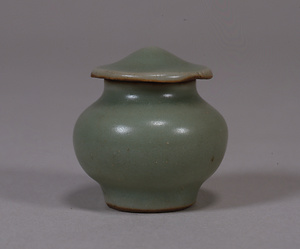 青磁壺