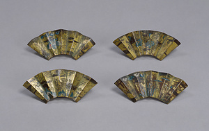 七宝草花文扇面形釘隠