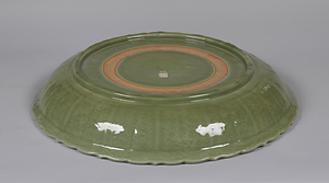 青磁唐草文稜花大皿 せいじからくさもんりょうかおおざら