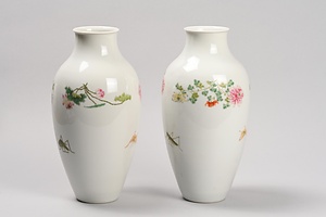 粉彩花虫文瓶