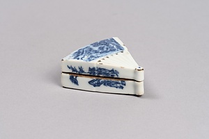 染付扇形香合