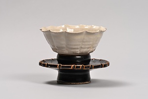 白釉輪花杯・黒釉托