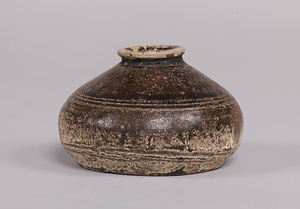 褐釉刻線文壺
