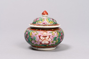 粉彩人物文有蓋壺