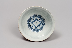 赤地金襴手唐草文碗