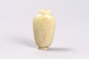 松竹梅彫白玉鼻煙壺