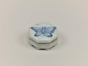 青花蝶文合子