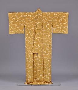 着物 芥子色縮緬地笹鳥熨斗蝶模様 きもの からしいろちりめんじささどりのしちょうもよう