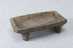 三筑遺跡1次　脚付槽