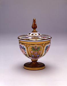 エナメル彩草花紋蓋付小物