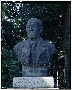 津田信夫像