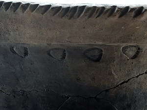 オホーツク土器（クマの足跡文） おほーつくどき（くまのあしあともん）