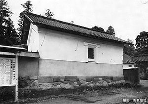 我妻家住宅　前蔵　附穀蔵　附表門 あがつまけじゅうたく　まえぐら　つけたりこくぐら　　つけたりおもてもん