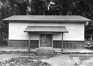 我妻家住宅　前蔵　附穀蔵　附表門 あがつまけじゅうたく　まえぐら　つけたりこくぐら　　つけたりおもてもん