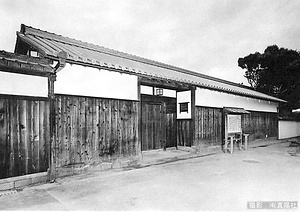 奥田家住宅　主屋　表門　乾蔵　旧綿蔵　納屋　米蔵２棟 おくだけじゅうたく　しゅおく　おもてもん　いぬいぐら　　きゅうわたぐら　なや　こめぐらにとう