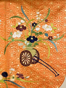 紅地麻葉繋花車模様縫箔 べにじあさのはつなぎはなぐるまもようぬいはく