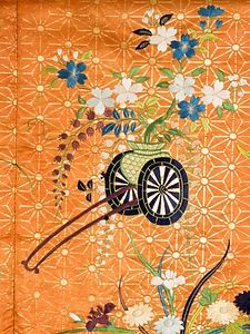 紅地麻葉繋花車模様縫箔 べにじあさのはつなぎはなぐるまもようぬいはく
