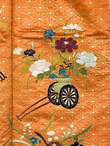 紅地麻葉繋花車模様縫箔 べにじあさのはつなぎはなぐるまもようぬいはく